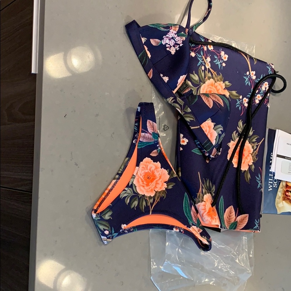 Triangl bathing suit - Picture 3 of 3